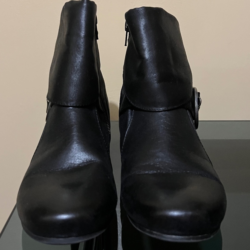 Black Baretraps booties size 9M